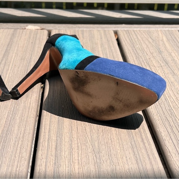 BCBGeneration Elegant Blue and Black Women's Heels - Picture 7 of 11